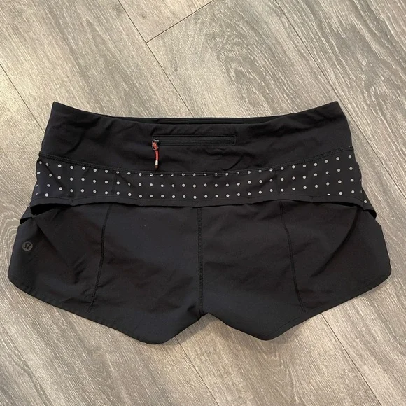 ****SOLD****Lululemon Reflective Dots Speed Short Black size 8 - Picture 2 of 3